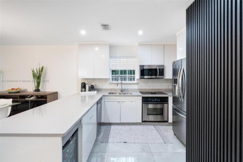 House in Miami, Florida 3 bedrooms, 150.5 sq.m. № 2039562 - photo 12
