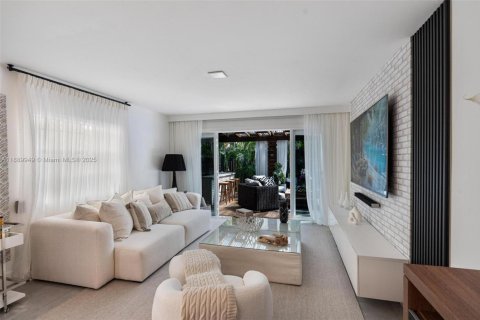 House in Miami, Florida 3 bedrooms, 150.5 sq.m. № 2039562 - photo 7