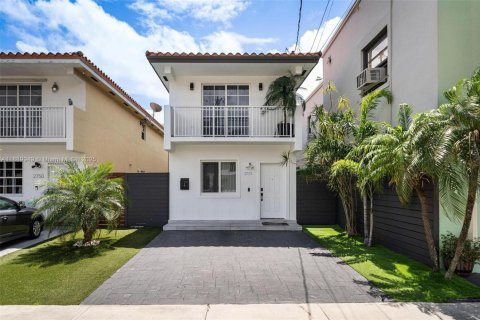 House in Miami, Florida 3 bedrooms, 150.5 sq.m. № 2039562 - photo 2