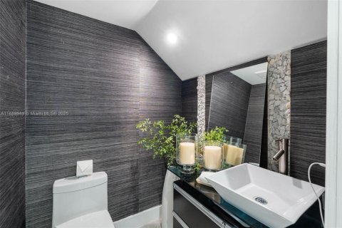 House in Miami, Florida 3 bedrooms, 150.5 sq.m. № 2039562 - photo 17