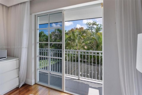 House in Miami, Florida 3 bedrooms, 150.5 sq.m. № 2039562 - photo 21