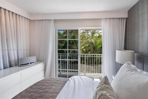 House in Miami, Florida 3 bedrooms, 150.5 sq.m. № 2039562 - photo 20