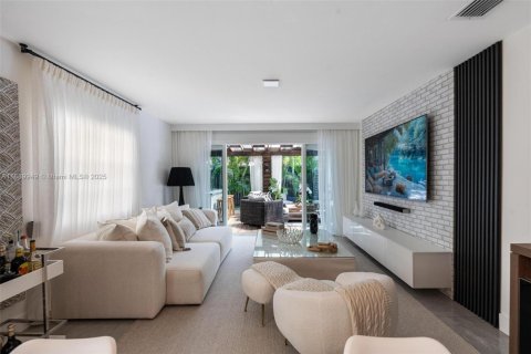 House in Miami, Florida 3 bedrooms, 150.5 sq.m. № 2039562 - photo 8