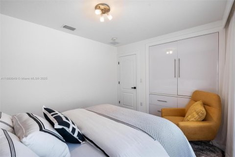 House in Miami, Florida 3 bedrooms, 150.5 sq.m. № 2039562 - photo 26
