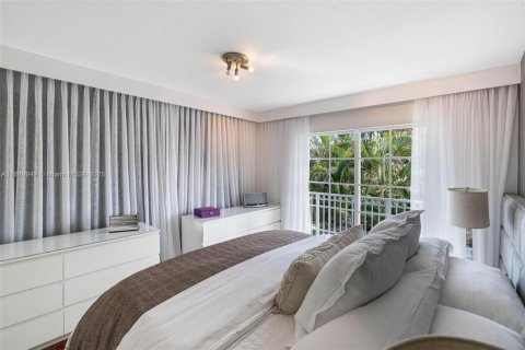 House in Miami, Florida 3 bedrooms, 150.5 sq.m. № 2039562 - photo 18