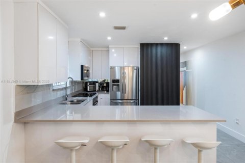 House in Miami, Florida 3 bedrooms, 150.5 sq.m. № 2039562 - photo 15