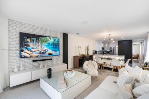 House in Miami, Florida 3 bedrooms, 150.5 sq.m. № 2039562 - photo 10