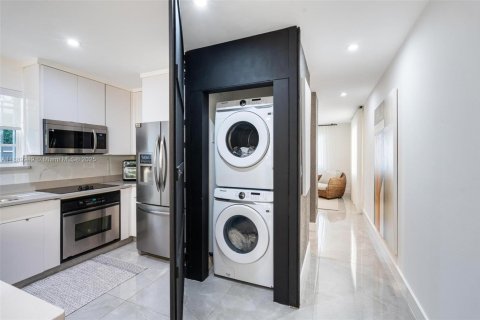 House in Miami, Florida 3 bedrooms, 150.5 sq.m. № 2039562 - photo 16