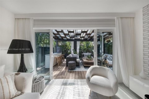 House in Miami, Florida 3 bedrooms, 150.5 sq.m. № 2039562 - photo 9