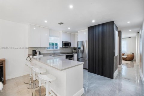House in Miami, Florida 3 bedrooms, 150.5 sq.m. № 2039562 - photo 14