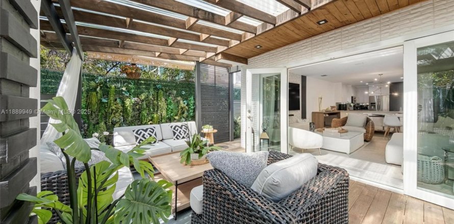 House in Miami, Florida 3 bedrooms, 150.5 sq.m. № 2039562