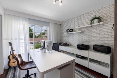 House in Miami, Florida 3 bedrooms, 150.5 sq.m. № 2039562 - photo 23