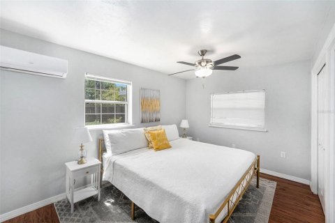 House in Saint Petersburg, Florida 5 bedrooms, 171.87 sq.m. № 1665703 - photo 18