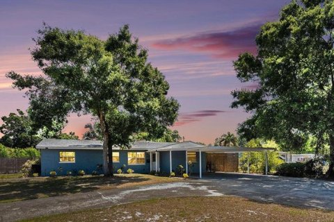 House in Saint Petersburg, Florida 5 bedrooms, 171.87 sq.m. № 1665703 - photo 2
