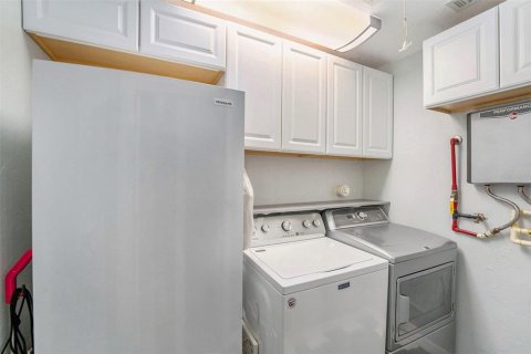 House in Saint Petersburg, Florida 5 bedrooms, 171.87 sq.m. № 1665703 - photo 16