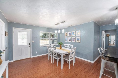 House in Saint Petersburg, Florida 5 bedrooms, 171.87 sq.m. № 1665703 - photo 8