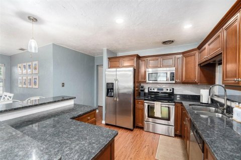 House in Saint Petersburg, Florida 5 bedrooms, 171.87 sq.m. № 1665703 - photo 10