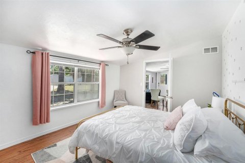 House in Saint Petersburg, Florida 5 bedrooms, 171.87 sq.m. № 1665703 - photo 14
