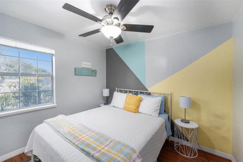House in Saint Petersburg, Florida 5 bedrooms, 171.87 sq.m. № 1665703 - photo 21