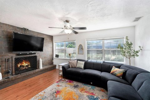 House in Saint Petersburg, Florida 5 bedrooms, 171.87 sq.m. № 1665703 - photo 5