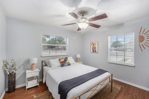 House in Saint Petersburg, Florida 5 bedrooms, 171.87 sq.m. № 1665703 - photo 22