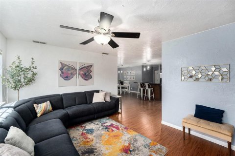 House in Saint Petersburg, Florida 5 bedrooms, 171.87 sq.m. № 1665703 - photo 6