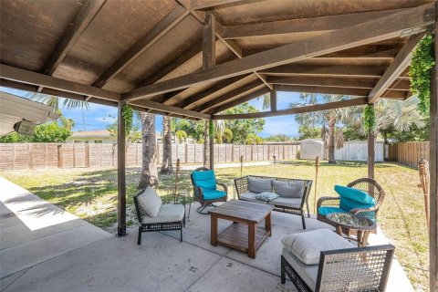 House in Saint Petersburg, Florida 5 bedrooms, 171.87 sq.m. № 1665703 - photo 24