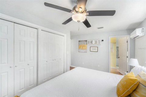 House in Saint Petersburg, Florida 5 bedrooms, 171.87 sq.m. № 1665703 - photo 17