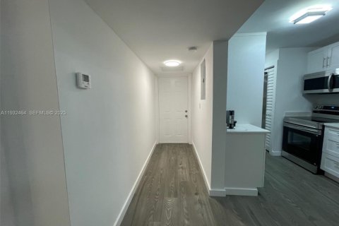 Снять в аренду кондоминиум в Тамарак, Флорида 2 спальни, 88.16м2, № 1991559 - фото 7