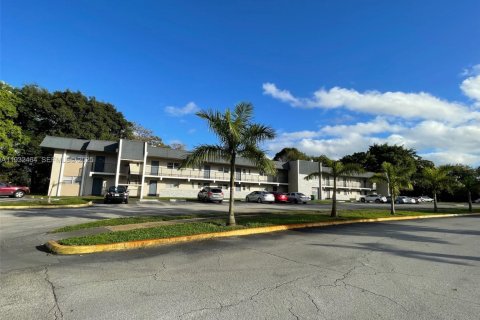 Снять в аренду кондоминиум в Тамарак, Флорида 2 спальни, 88.16м2, № 1991559 - фото 2