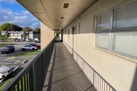 Снять в аренду кондоминиум в Тамарак, Флорида 2 спальни, 88.16м2, № 1991559 - фото 5