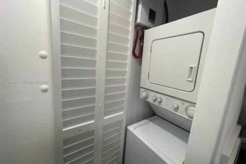 Снять в аренду кондоминиум в Тамарак, Флорида 2 спальни, 88.16м2, № 1991559 - фото 23