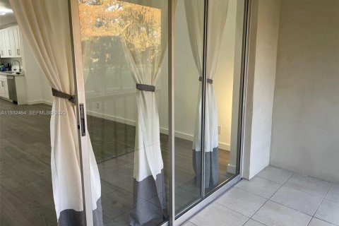 Снять в аренду кондоминиум в Тамарак, Флорида 2 спальни, 88.16м2, № 1991559 - фото 12