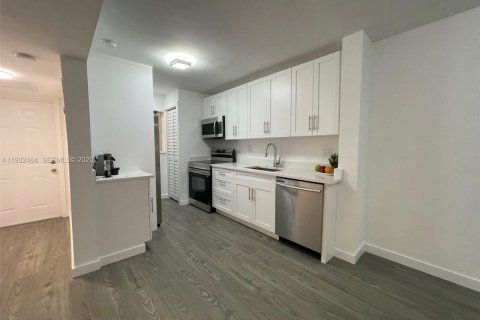 Снять в аренду кондоминиум в Тамарак, Флорида 2 спальни, 88.16м2, № 1991559 - фото 18