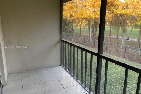 Снять в аренду кондоминиум в Тамарак, Флорида 2 спальни, 88.16м2, № 1991559 - фото 13