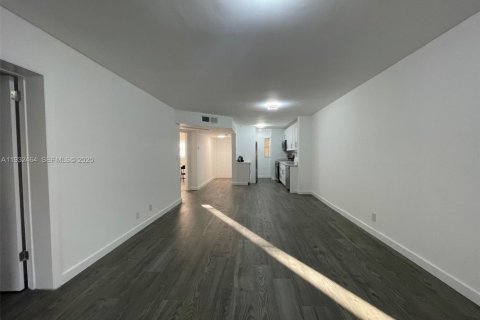 Снять в аренду кондоминиум в Тамарак, Флорида 2 спальни, 88.16м2, № 1991559 - фото 15