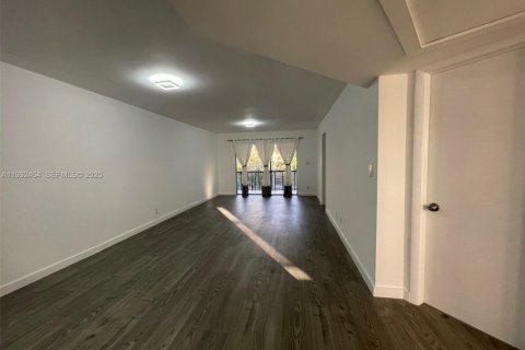 Снять в аренду кондоминиум в Тамарак, Флорида 2 спальни, 88.16м2, № 1991559 - фото 8