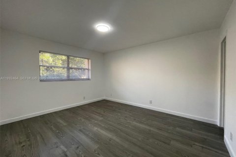 Снять в аренду кондоминиум в Тамарак, Флорида 2 спальни, 88.16м2, № 1991559 - фото 25