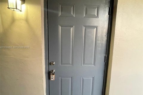 Снять в аренду кондоминиум в Тамарак, Флорида 2 спальни, 88.16м2, № 1991559 - фото 6