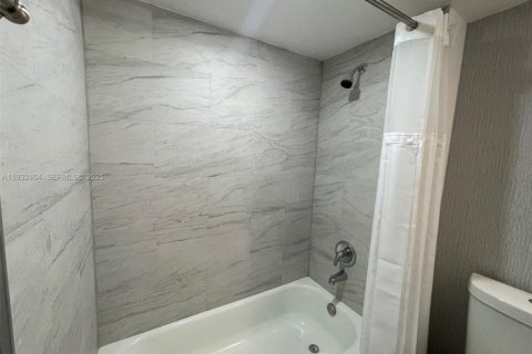 Снять в аренду кондоминиум в Тамарак, Флорида 2 спальни, 88.16м2, № 1991559 - фото 30