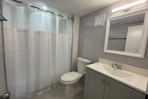 Снять в аренду кондоминиум в Тамарак, Флорида 2 спальни, 88.16м2, № 1991559 - фото 29