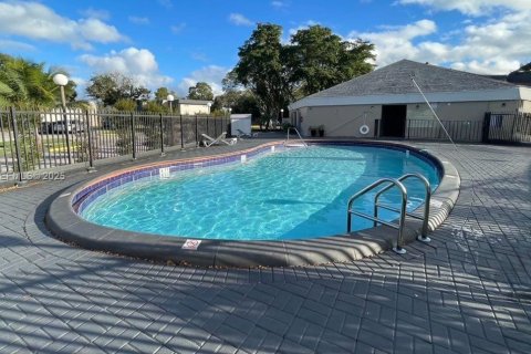 Снять в аренду кондоминиум в Тамарак, Флорида 2 спальни, 88.16м2, № 1991559 - фото 4