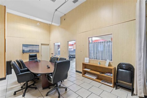 Immobilier commercial à louer à Winter Garden, Floride: 1756.78 m2 № 1677482 - photo 11