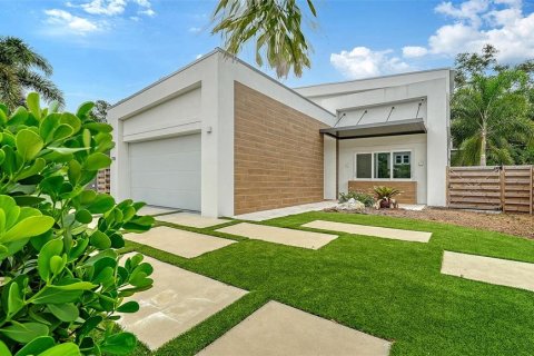 House in Sarasota, Florida 5 bedrooms, 241.17 sq.m. № 2129032