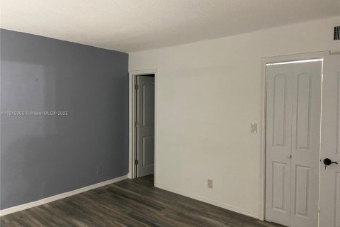 Condo in Sunrise, Florida, 2 bedrooms  № 1970605 - photo 13