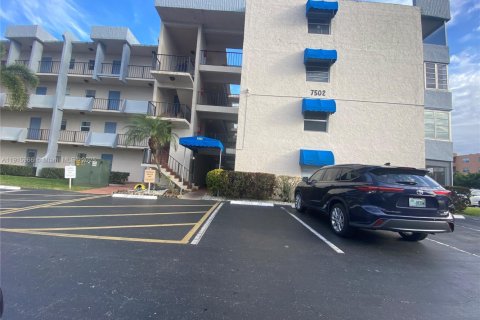 Condo in Sunrise, Florida, 2 bedrooms  № 1970605 - photo 1