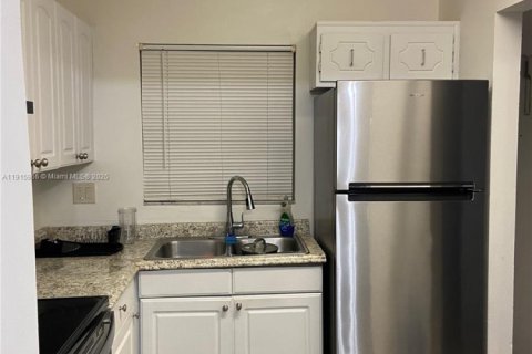 Condo in Sunrise, Florida, 2 bedrooms  № 1970605 - photo 11