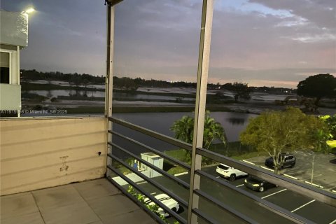 Condo in Sunrise, Florida, 2 bedrooms  № 1970605 - photo 9