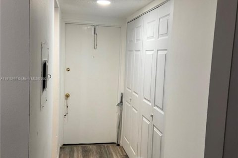 Condo in Sunrise, Florida, 2 bedrooms  № 1970605 - photo 5