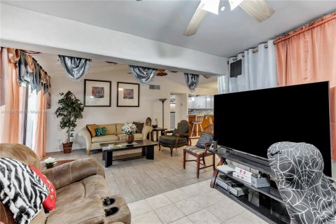 Condo in Hollywood, Florida, 2 bedrooms  № 1947930 - photo 8